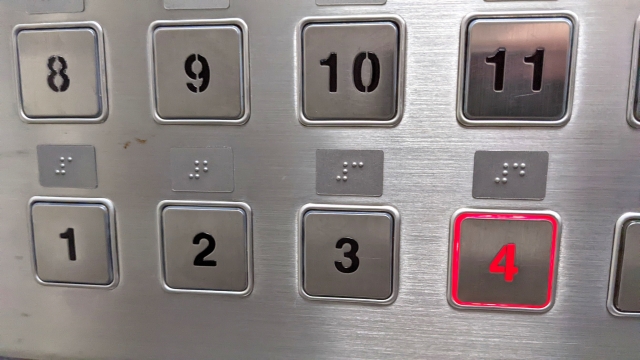 エレベーターの階数ボタンを押し間違えたときのキャンセル方法は？メーカー別にご紹介！
